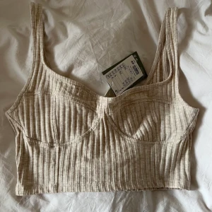 Helt ny beige croptop strl S - Helt ny beige crop top i storlek S från h&m. Nypris 100kr. Superskön! Frakt 26kr💕