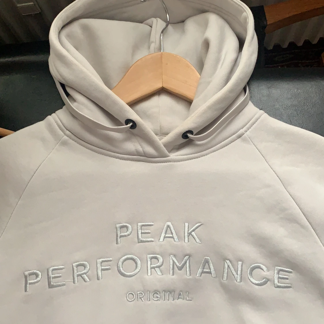 Grå peak performance hoodie 