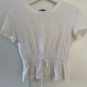 TOPP - TOPP/Tshirt från Zara, knyt i midja. 