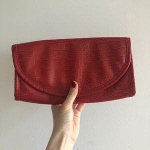 Röd kuvertväska - Så fin och classy kuvertväska som jag köpt second hand! Omärkt men välgjord och i bra skick ❤️ priset kan diskuteras!
