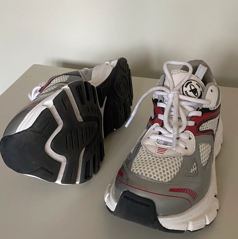 Axel Arigatos populära sneakers i modellen Marathon Runner. I princip aldrig använda, endast en kort stund inomhus. Storlek 38. Orginalpris 2600kr. Skor.