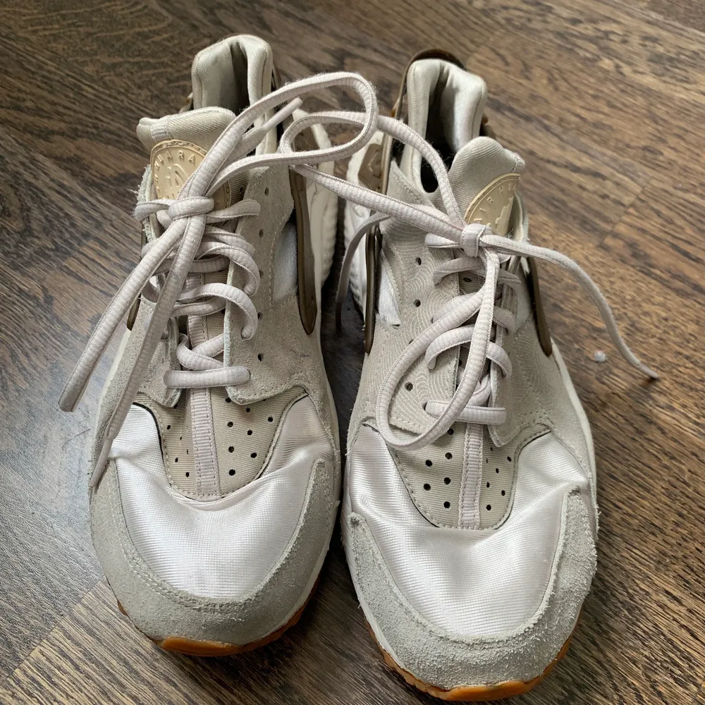 Beautiful Nike Huaraches, size is 42 but the fit is very small - I have usually 40 and they fit me. Unfortunately the inner sole is missing, hence I’ll be selling them for less :) they have been worn, but are quite clean still. . Skor.