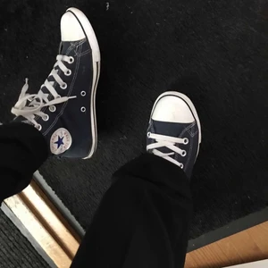 CONVERSE  - Säljer dessa snygga converse i marinblå, säljer på grund av att det är för små. Hör av dig vid frågor!🫶🏼💙✨