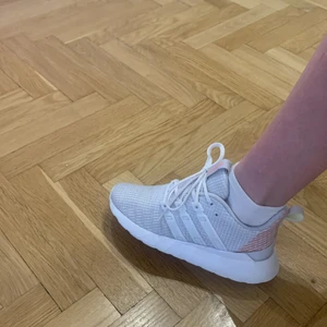 Adidas skor str.35,5 - Sköna skor i gott skick, endast ett märke som syns på bild.