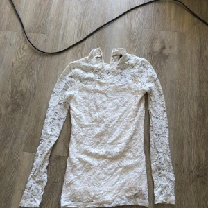 Super fin spets vit tröja  - Super fin spets vit tröja som inte är använd mer än tre gånger då jag inte trivs i den. Dragkedja på baksidan hela vägen upp. Det är xs på den men skulle lika gärna passa som s 
