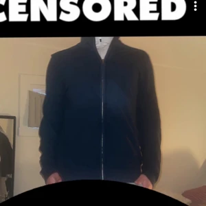 Sand copenhagen kofta - Köpte denna i höstas, nypris 1599 kr. Bra skick. Strlk S. 100% bomull. Lite stor i storleken