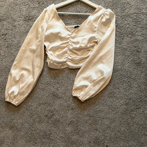 Fin silkes blus - Oroligt fin silkes blus i färgen cream