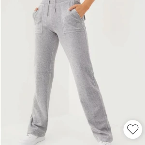 Gråa Juicy Couture byxor srl Xs - Använt få tal gånger och därav är skicket bra, säljer på grund av att jag inte använder dem längre, köparen står för frakt 
