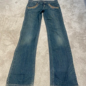 Lågmidjade jeans - Så coola Armani jeans som endast är använda en gång! De är lågmidjad och straight men tyvärr för långa på mig! Innerbenslängd:84 midjemått:77