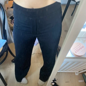 Kostymbyxor - Säljer dessa populära å snygga kostymbyxorna från bik bok. Sitter så snyggt men har andra kostymbyxor som jag använder mer, skriv för fler bilder ☺️