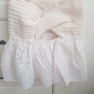 Zara topp! - Säljer en helt ny topp från zara, den har prislappen kvar och aldrig använd endast testad💕 Perfekt för sommaren, inga defekter säljer eftersom jag inte tror att jag kommer använda den!☀️ Köparen står för frakt!💕