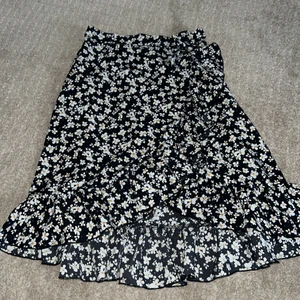 SHEIN kjol - Säljer nu denna fina och somriga kjol från SHEIN💖 Skulle kunna passa S men jag är XS och den passar perfekt! Jag säljer den för den kommer inte till användning. Själv köpt för 190kr