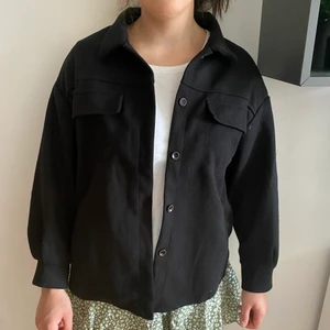 Svart skjortjacka - Jätte modern svart jacka. Aldrig använd, då jag hittade en annan som jag gillade mer.