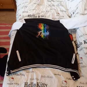 Pride baseballjacka  - Fin baseballjacka endast provad. Katt finns I hemmet. 