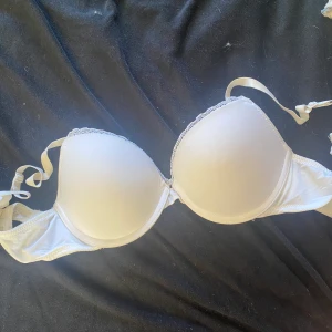 vit bh med push up - Väldigt bekväm bh som inte kommer till användning. 