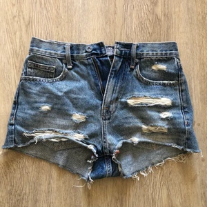 Jeans shorts  - Super fina jeans shorts men väldigt stora i storleken. Det är storlek xxs på dem men funkar som xs och S. De passar bra i midjan på mig men runt låren är de tyvärr för stora för mig. Aldrig använda pga för stora 