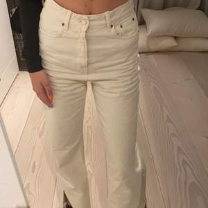 Ett par beiga jeans från zara med slits. The 90’s full length. Storlek 36💕💕
