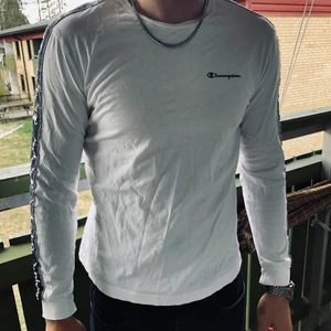 Champion Sweatshirt - Säljer min Champion sweatshirt som börjar bli för liten! Väldigt bra skick och inte använd knappt.