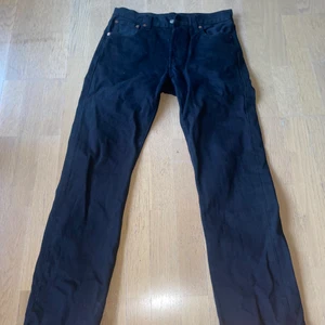 Levis 501 - Hel svarta Levis 501, väldigt bra skick. Knappt använda.