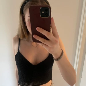 Kroppat svart linne - Ett superfint stickat linne från Gina Tricot. Storlek 36, ganska stor i storlek. Aldrig använt då den är lite genomskinlig runt magen. 50kr+frakt.💕