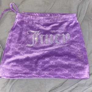Juicy Couture kjol💜  - Som ny, super fin och skön!! Slutsåld överallt.