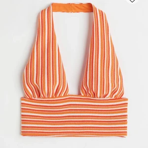 Slutsåld somrig topp från hm. - Aldrig använd endast testad. Storlek XS men passar mig som brukar ha Storlek S. Perfekt topp till sommaren. Frakt ingår i priset.