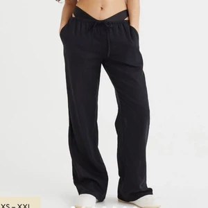 Svarta linnebyxor h&m - SÖKER!!! Dessa svarta lågmidjade linnebyxor från h&m i storlek s💗