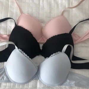 Söta BH:ar💕 - Tre stycken Bh:ar från Twilfit. Alla är push-up i storlek 65 D. Twilfits storlekar är lite annorlunda än vad det är i andra butiker. 1 BH kostar 180 kr, vid köp av fler kan priset diskuteras💗 Skriv för mer info om storleken🫶🏼