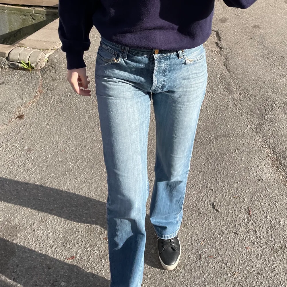 (Lägger ut annons igen med nya bilder). Intressekoll på dessa carhartt vintage jeans med waist 31 och tillräckligt långa på mig som är 173cm 😋 såå snygga och oanvända av mig därav priset!. Jeans & Byxor.
