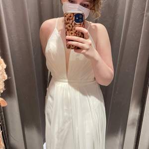 lång vit balklänning köpt från dressroom linne men den passar mig ej längre inför balen och måste köpa ny :( ENDAST TESTAD ALDRIG ANVÄND