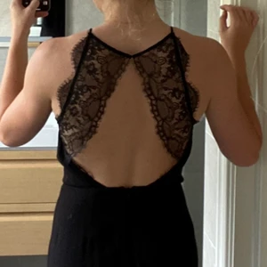 Samsoe Samsoe klänning - Svart klänning från Samsoe Samsoe med öppen rygg. Storlek S. Använd endast vid ett fåtal tillfällen. Skriv privat om ni önskar fler bilder. Du som köpare står för frakten☺️