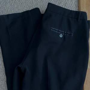 Svarta snygga kostymbyxor i en mer “loose fit”. Passar perfekt nedklätt som uppklätt och är väldigt sköna. De passar flera olika strl beroende på önskad passform. Som nya. Skickar gärna fler bilder på längd osv:) Exkl frakt😇