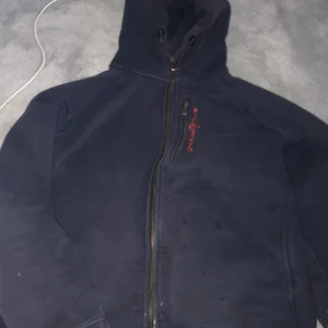 Kofta  - Säljer denna sail racing kofta med tryck på baksidan bra skick 