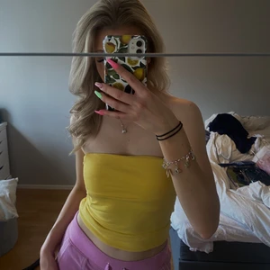 Bandeau topp - Gul superfin topp till sommaren från Gina Tricot. Toppen är i xs men är stretchig. 