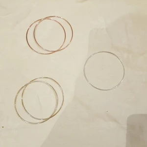 Armband - 5st söta armband, 2 brons, 2 guld och ett silver. De kan köpas separat för 3kr eller alla tillsammans för 10 (: