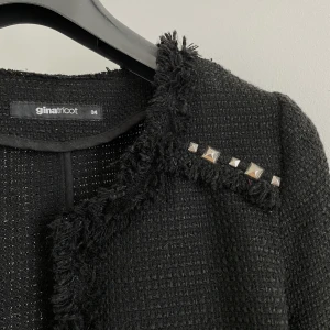 Jacka från Gina Tricot - Superfin svart jacka i ”vävt” material från Gina Tricot! Använd men i fint skick! Frakt tillkommer!