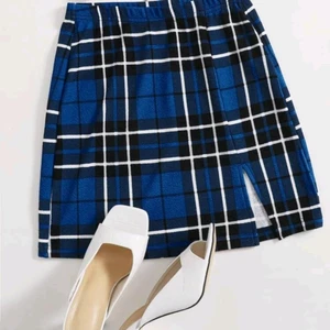 Storlek xs  - En jätte fin kjol i storlek xs ifrån shein passar s eftersom att den är ganska stretching. Använd en gång. Kan skicka fler bilder om de behövs😊. Köparen står för frakten📦