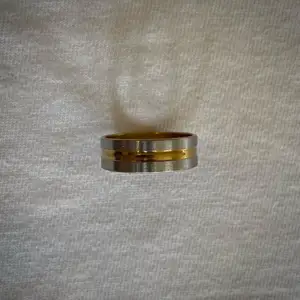Silvrig ring med guld stripe, size: 19mm. Fri frakt. Följ gärna vår instagram: ring.butiken