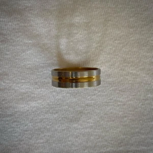 Ring - Silvrig ring med guld stripe, size: 19mm. Fri frakt. Följ gärna vår instagram: ring.butiken