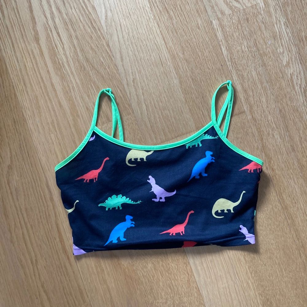 Cute tank top with dinosaur print, size XS from Shein. . Toppar.