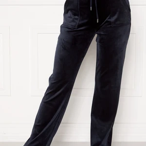 Mörkblå Juicy Couture byxor stolek M - jag säljer mina mörk blåa juicy byxor i stolek M 👍 säljer pågrund av att det är för stora på mig och långa, är 160 cm lång ❤️ har andvänt byxorna några gånger ca 8 gånger, byxorna är i super fint skick 👍 på den 3 bilden ser byxorna typ svara ut men det är bara ljuset, budgivningen börjar på 500kr ❤️