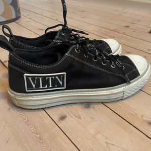 Valentino skor - Svarta valentino skor! Sparsamt använda!! Storlek 39 men funkar bra för någon som har storlek 38! Denna modell säljs ej längre!! Nypris:6000kr 