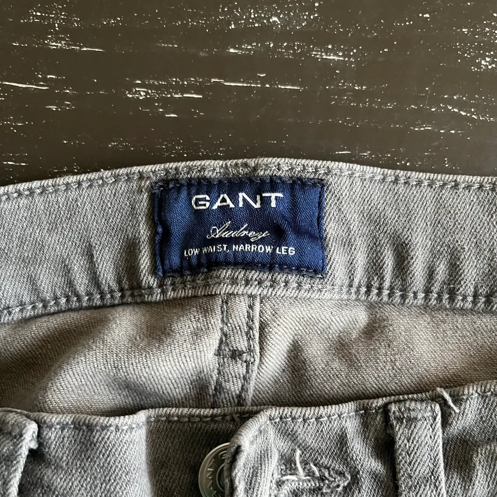 Snygga ljusgrå jeans i rak modell. Märke Gant stl w 28 L 32. Nästan oanvända och mycket fint skick. . Jeans & Byxor.