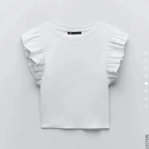 Känd zara topp/t-shirt💖🤍 - Den populära kortärmade volang tröjan från zara💓 knappt använd och man får hem den nytvättad och ren🫶