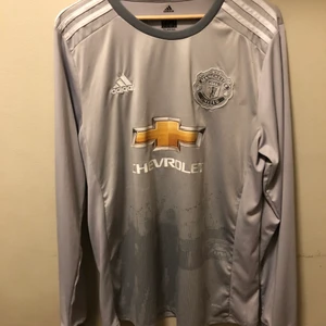 Adidas Manchester UTD. David Beckham. - Manchester UTD David Beckham nummer 7 tröja. Använd men i bra skick. Långärmad tröja so är för stor för mig så har ingen användning. 