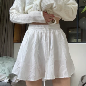 Linne kjol - Säljer denna super fina linne shorts/kjol ifrån bikbok. Köp förra sommaren men kom aldrig till användning💕det finns ingen risk att den flyger upp och visar allt då det blåser eftersom det är en shorts/kjol😊hör av dig vid fler bilder eller intresse!