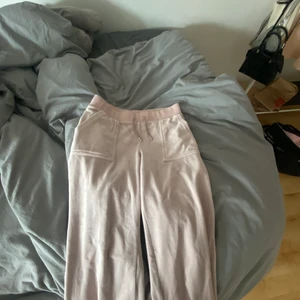 Juicy byxor - Säljer mina juicy byxor eftersom att dem inte passar mig längre. Dem är i bra skick men har ett konstig stygn på ena benet längs ner, som går att fixa om man lämnar in dem till en skrädderi. Pågrund av det säljer jag dem för 400, nypris ligger på 1000kr