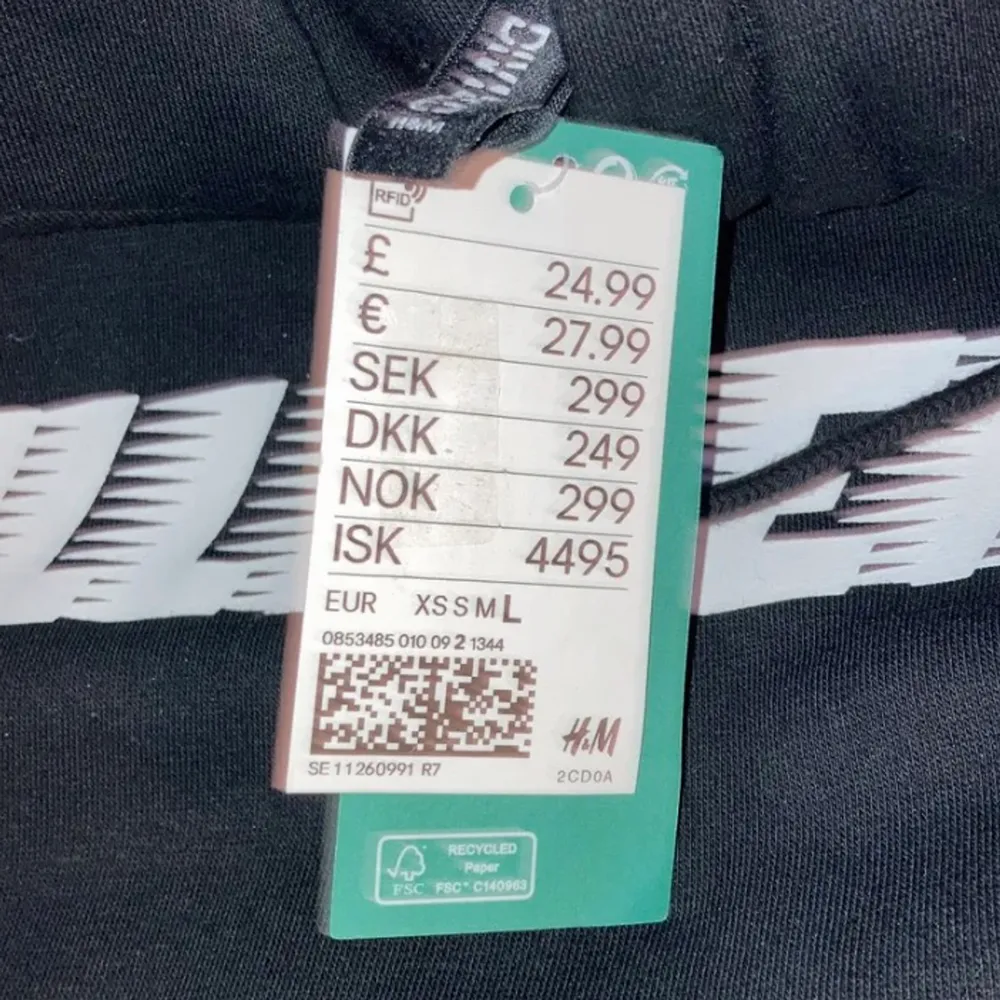En svart billie hoodie i storlek Large. Helt oanvänd och har prislappen kvar. Köpte den för 300kr. . Tröjor & Koftor.