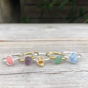 Handgjorda superfina kristallringar!💗 - Nu har jag fått in massa nya kristallpärlor! På bilden finns: •Körsbärskvarts •Ametist  •Citrin •Aventurin •Akvamarin  Det finns även fler kristaller tillgängliga, kontakta mig vid intresse!  - - Pris: 40kr frakten är inräknad i priset!💗 - - #tildassmycken #jewelry #smycken #ringar #utforska #summer #kristaller #crystals #handmade #smallbusinessowner #smallbusiness #kristallringar #crystalrings #forsale  - - 💗💗💗