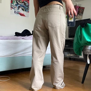 Beiga byxor 🌞 - Säljer dessa pga för stora för mig:( jag är 160 men tror kanske 170 hade varit bättre! Ganska stora i midjan med, skulle säga L-XL! Passar både tjejer o killar!! Köpta second hand och står storlek 54 i lappen, vilket e herrstorlek 🤑 100% bomull!!!